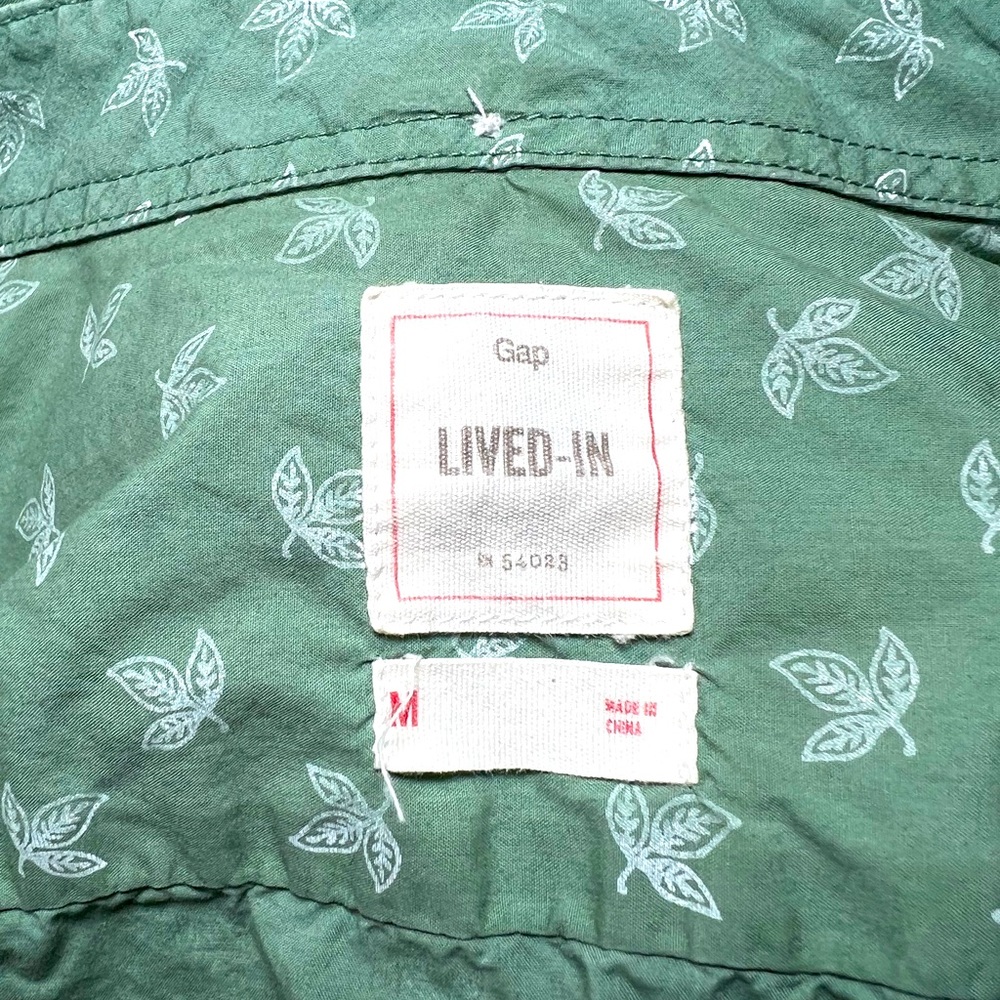 Gap Kelly green button down shirt with leaf pattern - Picture 3 of 3